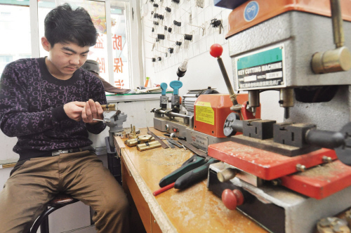安龙刻章开锁店为啥“牛号”频现 听开锁师傅讲什么锁最防盗