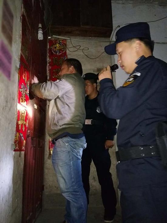 安龙刻章粗心妈妈误将幼女锁家中 民警全城寻开锁师傅开门