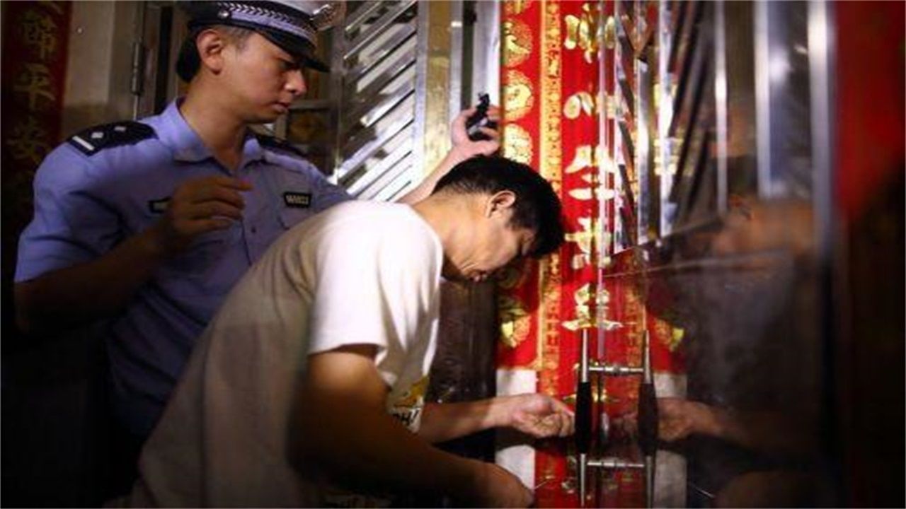 安龙刻章请开锁师傅开了锁后，师傅为什么一般都不进门，就算主人请也不进去？