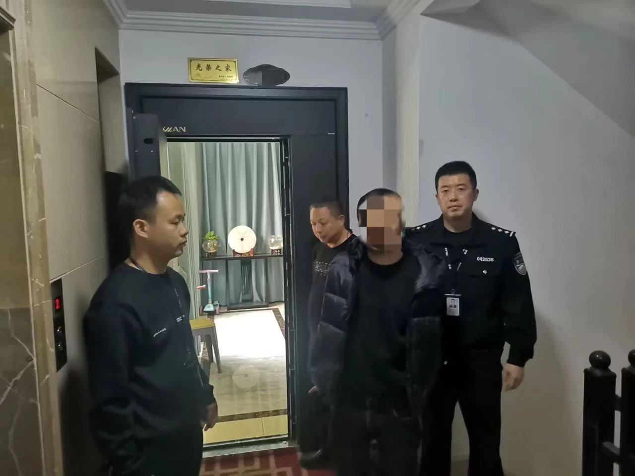 安龙刻章全副伪装仍被识别！双龙公安成功抓获一名撬锁盗窃嫌疑人